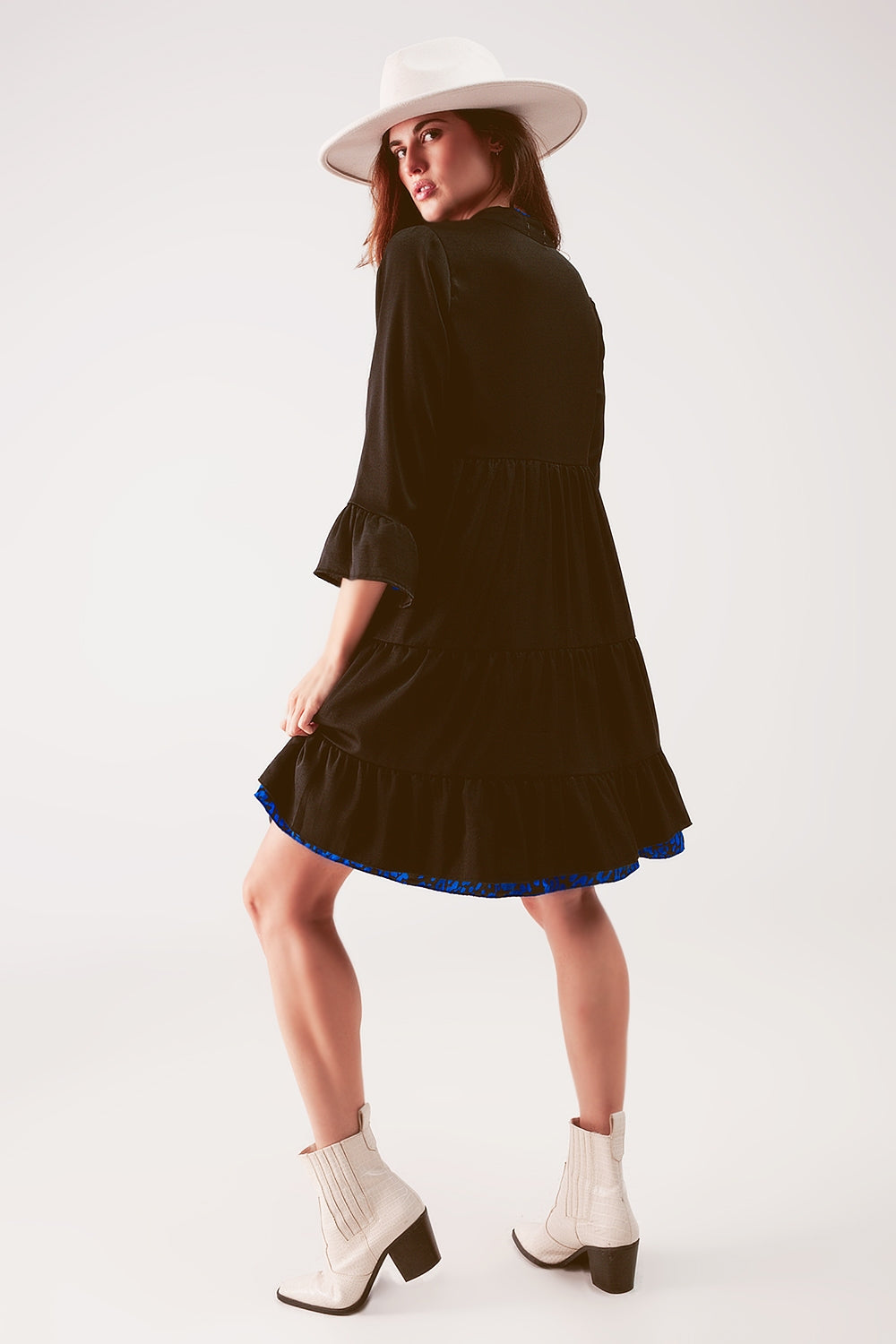 Vestido curto com desenho em camadas preto