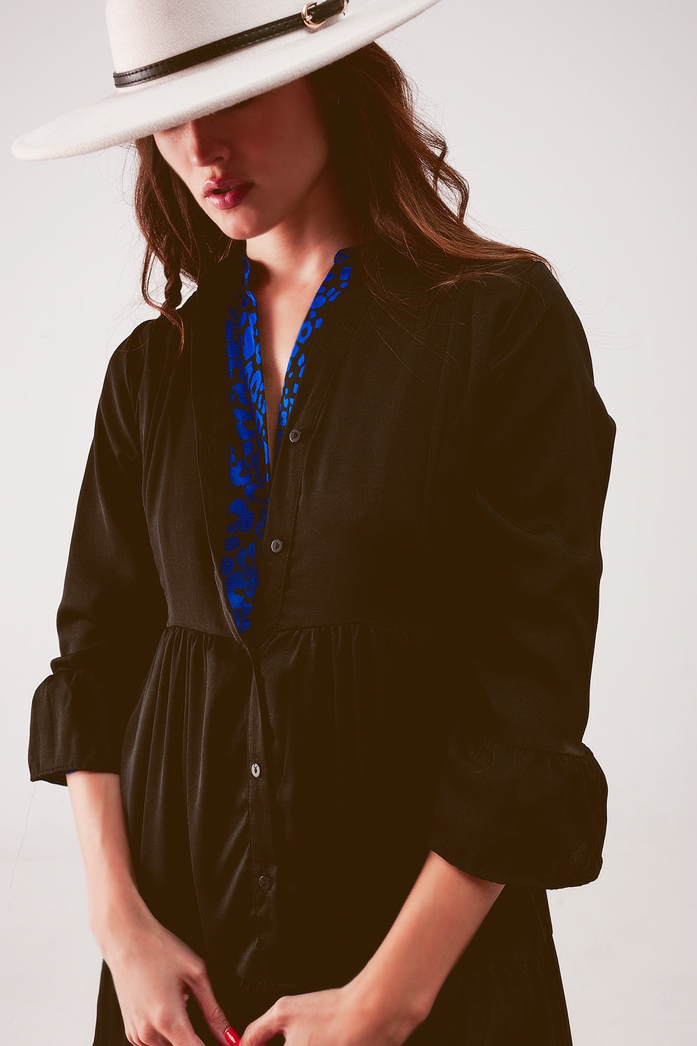 Vestido curto com desenho em camadas preto