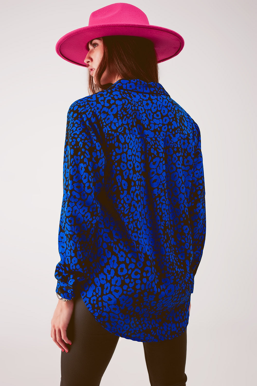 Camisa com padrão animal em cor azuis