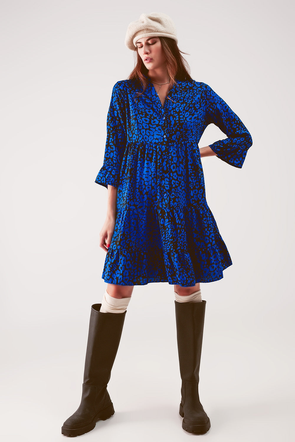 Vestido curto com estampado animal azul largo e saia em escalões