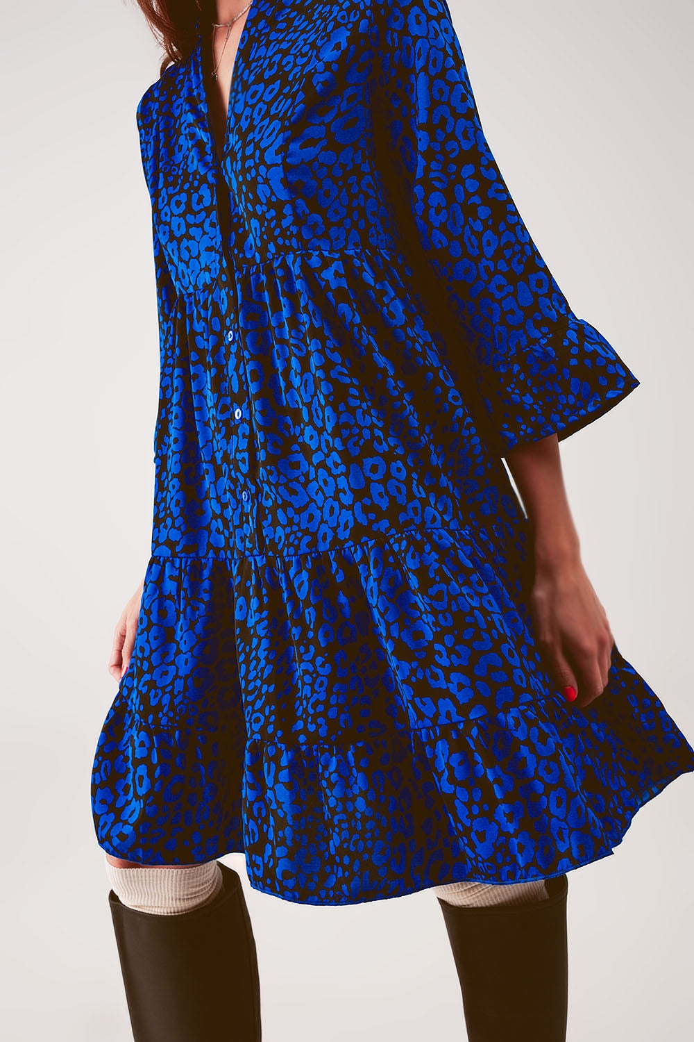 Vestido curto com estampado animal azul largo e saia em escalões