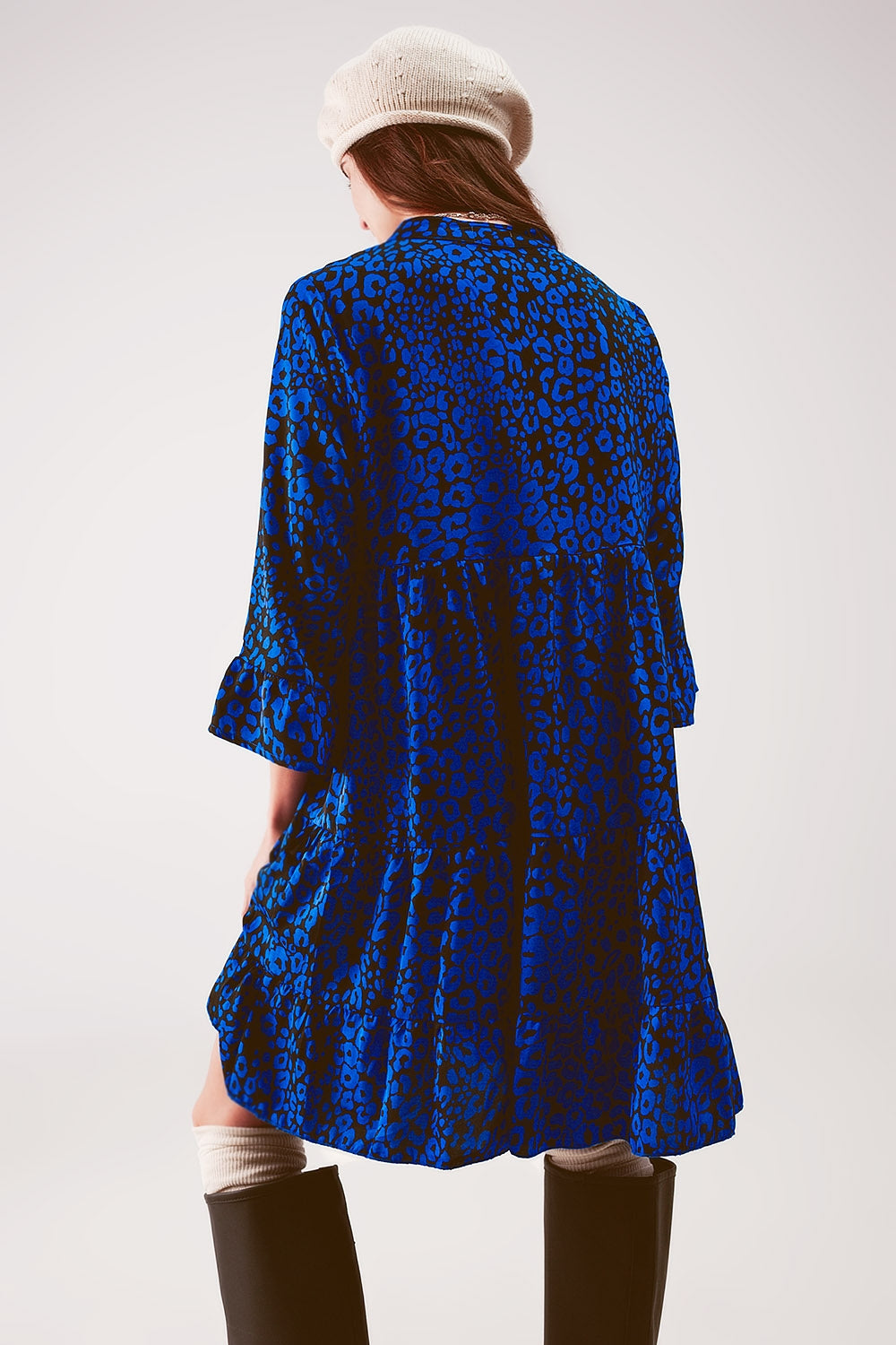 Vestido curto com estampado animal azul largo e saia em escalões