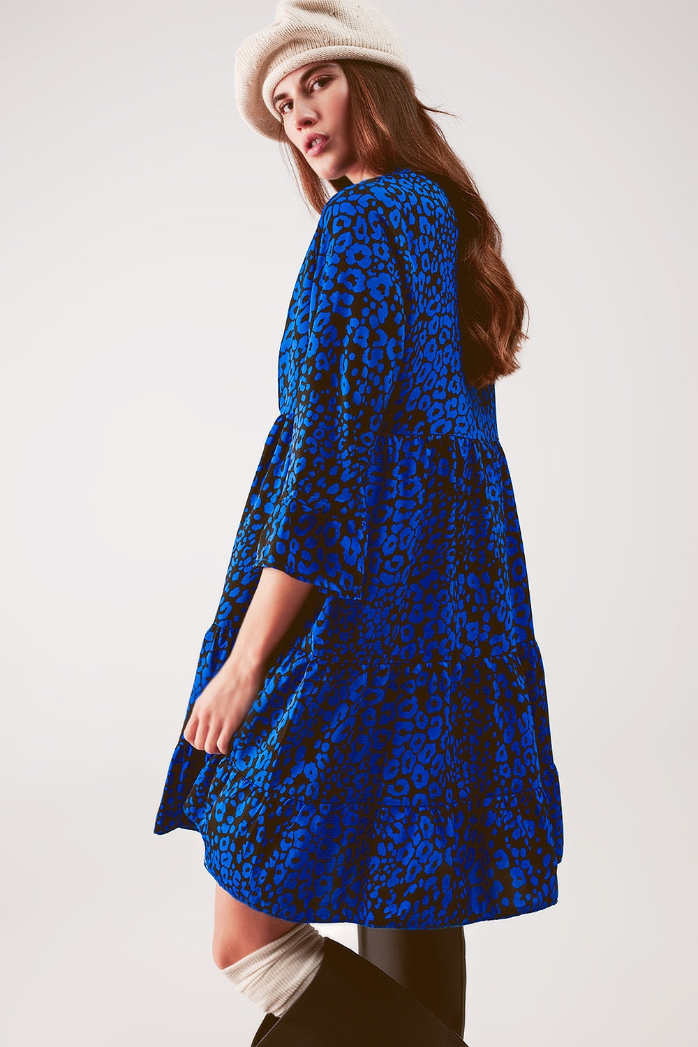 Vestido curto com estampado animal azul largo e saia em escalões