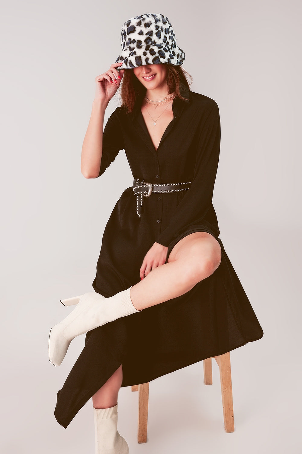Vestido de camisa comprida preto com um ajuste solto