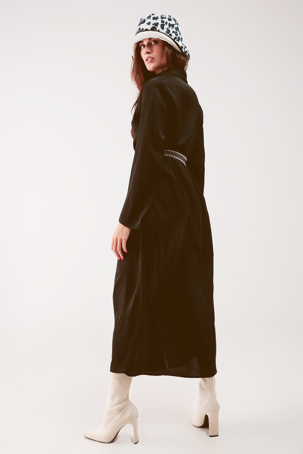 Vestido de camisa comprida preto com um ajuste solto