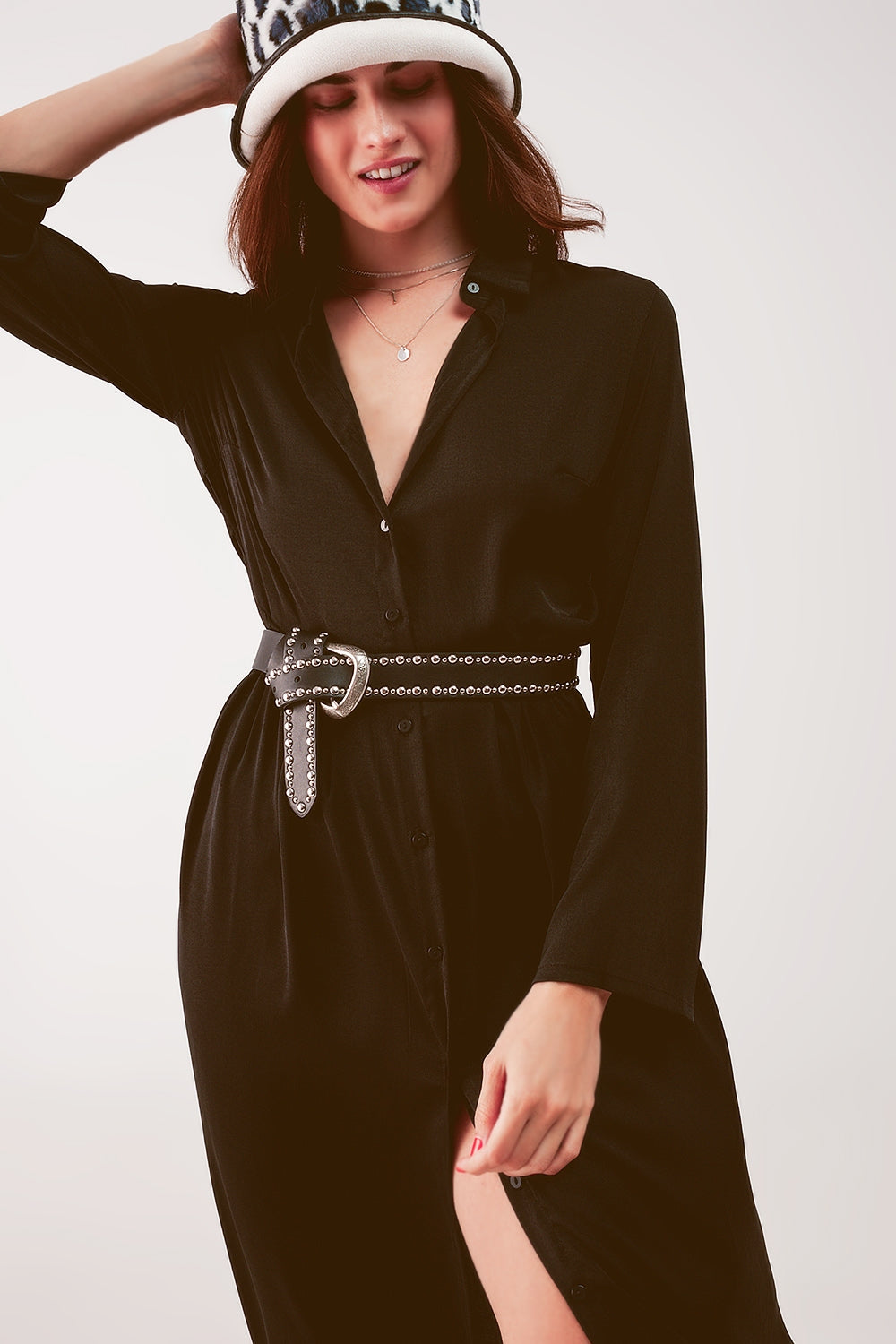 Vestido de camisa comprida preto com um ajuste solto