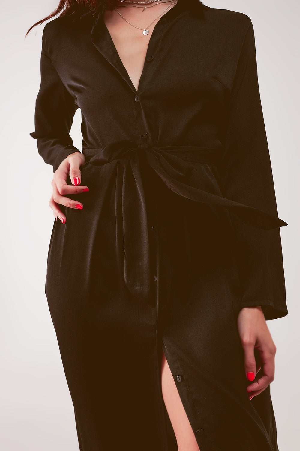 Vestido de camisa comprida preto com um ajuste solto