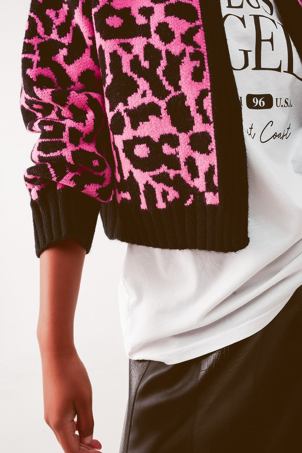 Cardigan em fuchsia com padrão de animal