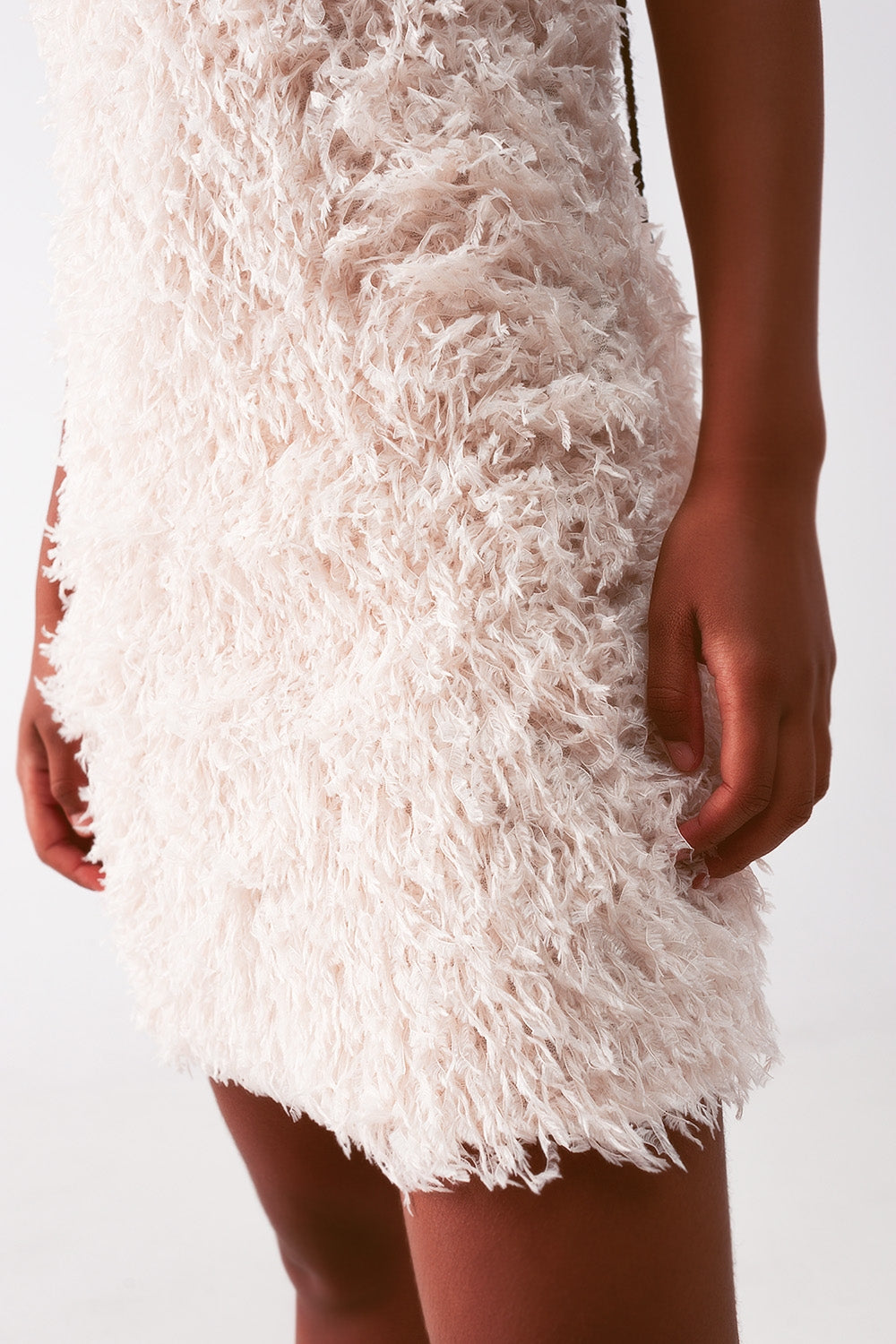 Mini vestido sem mangas de plumas em creme