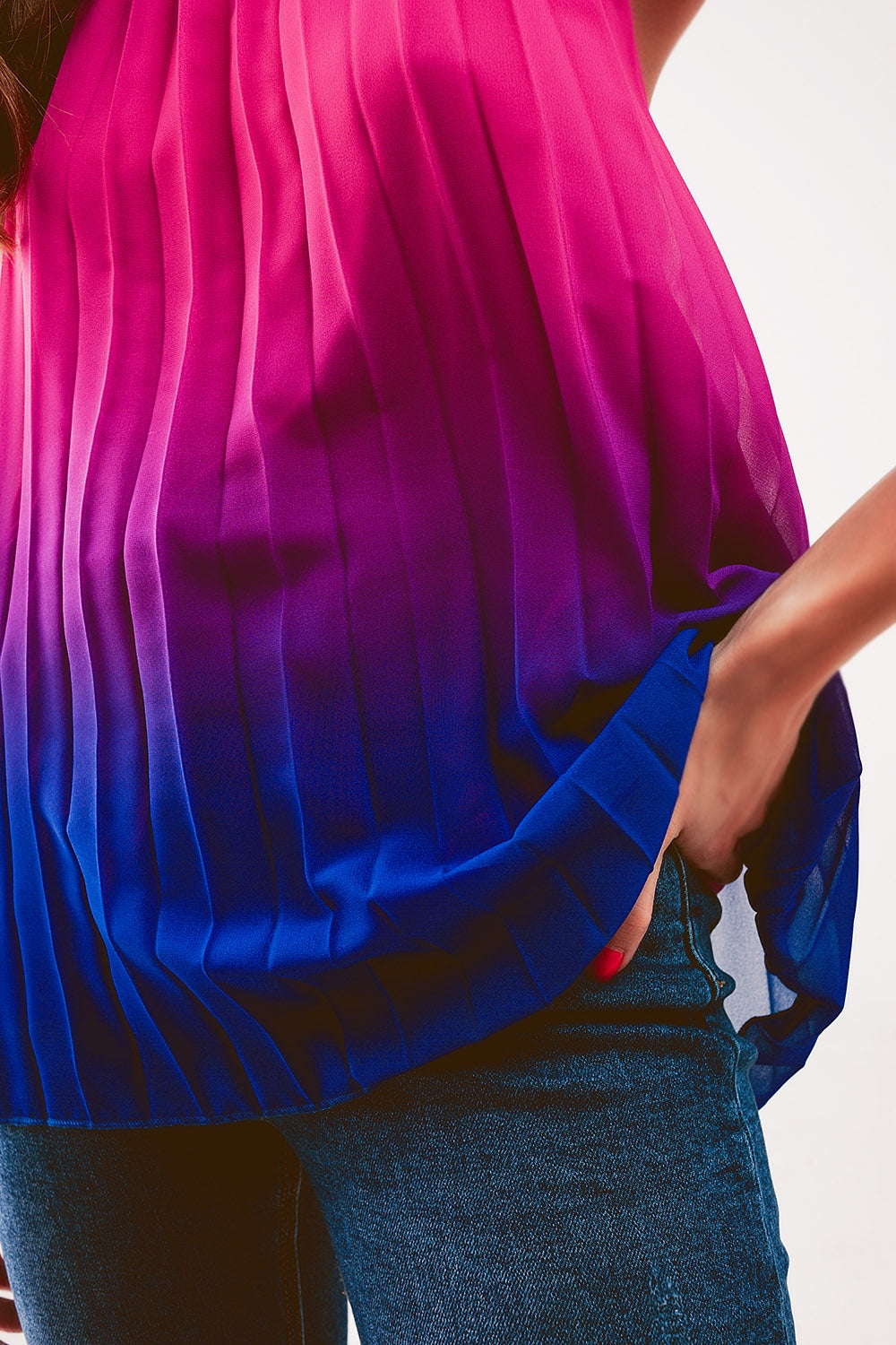 Top plissado de pescoço alto com gradiente de cor fuchsia