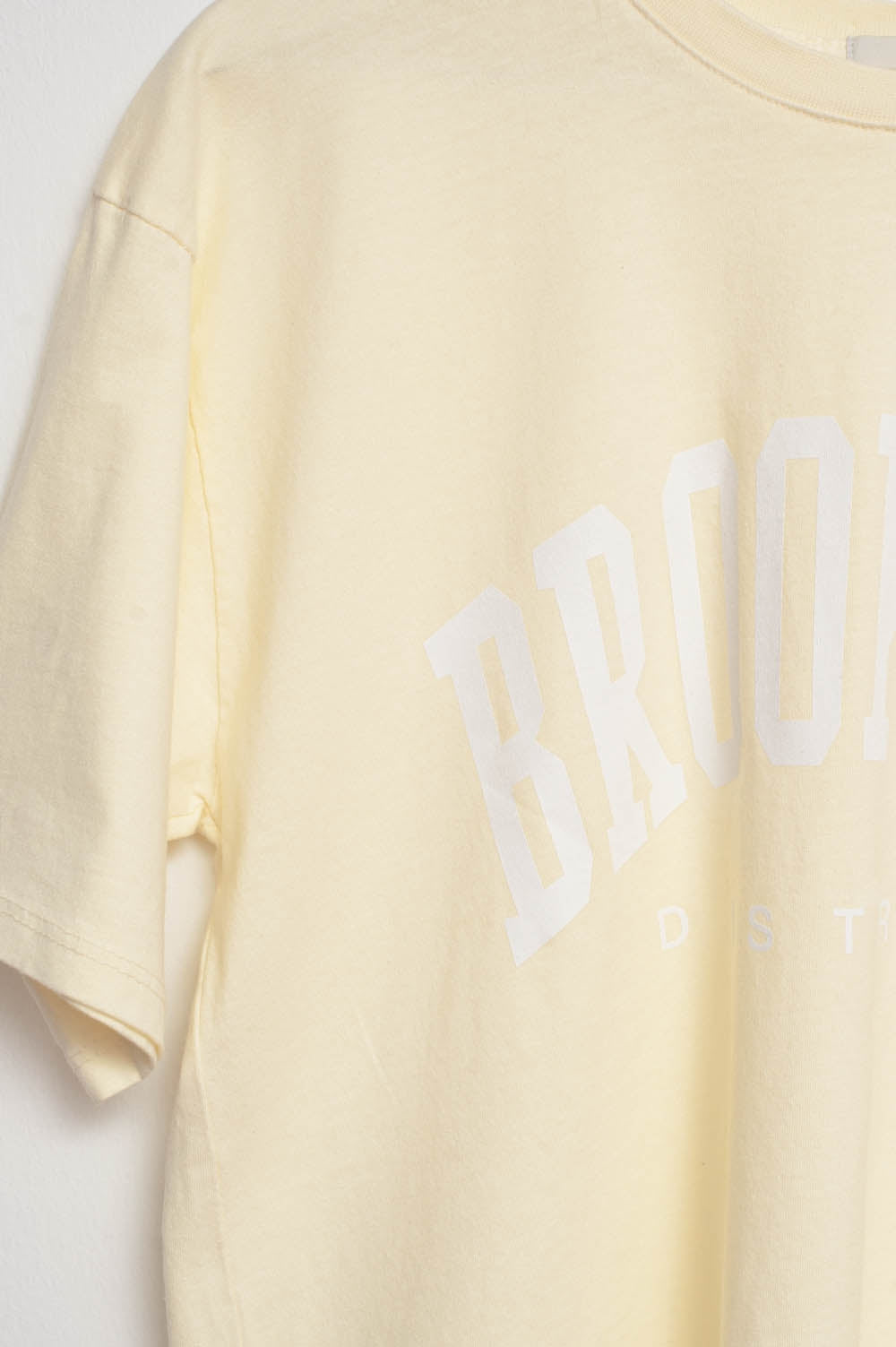 Camiseta com texto do distrito de Brooklyn em amarela