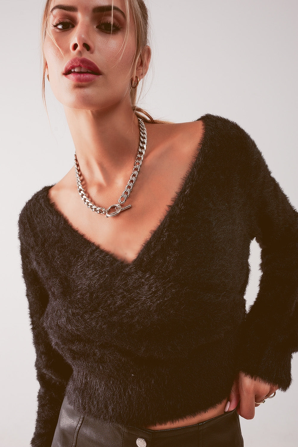 Camisola de malha fofa v pescoço em preto