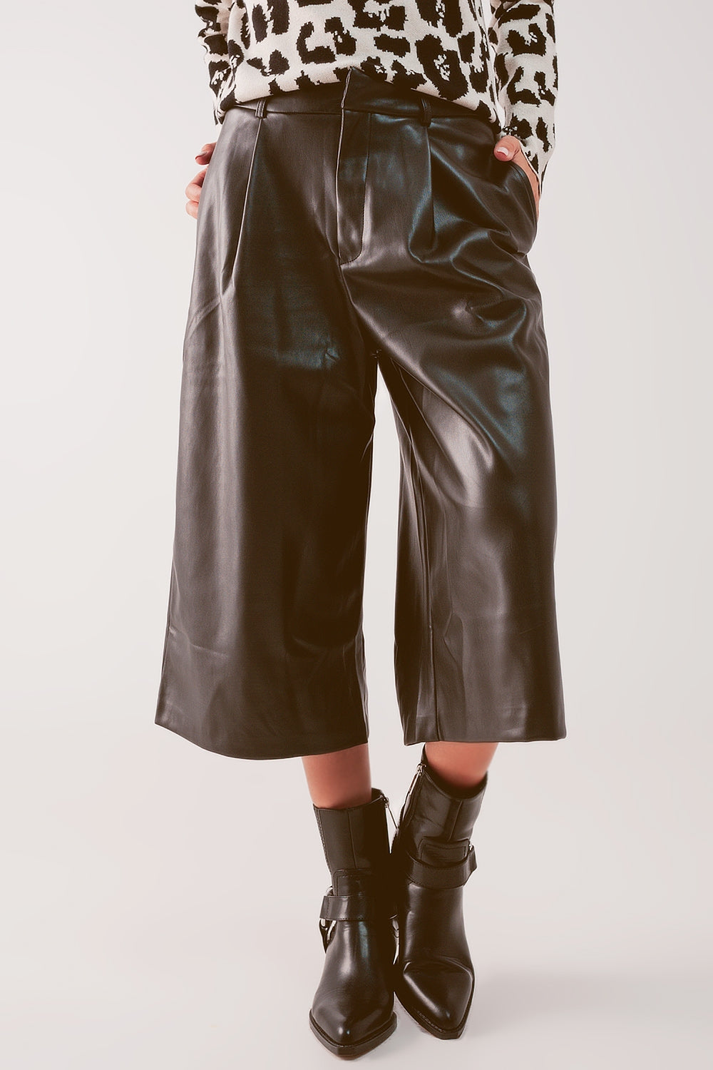 Culotte de couro falso de perna larga em preto