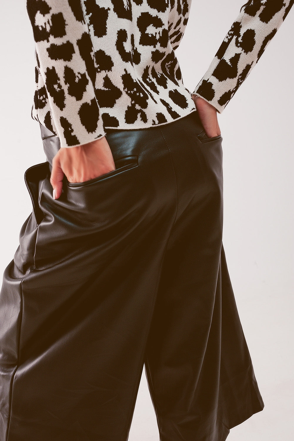 Culotte de couro falso de perna larga em preto