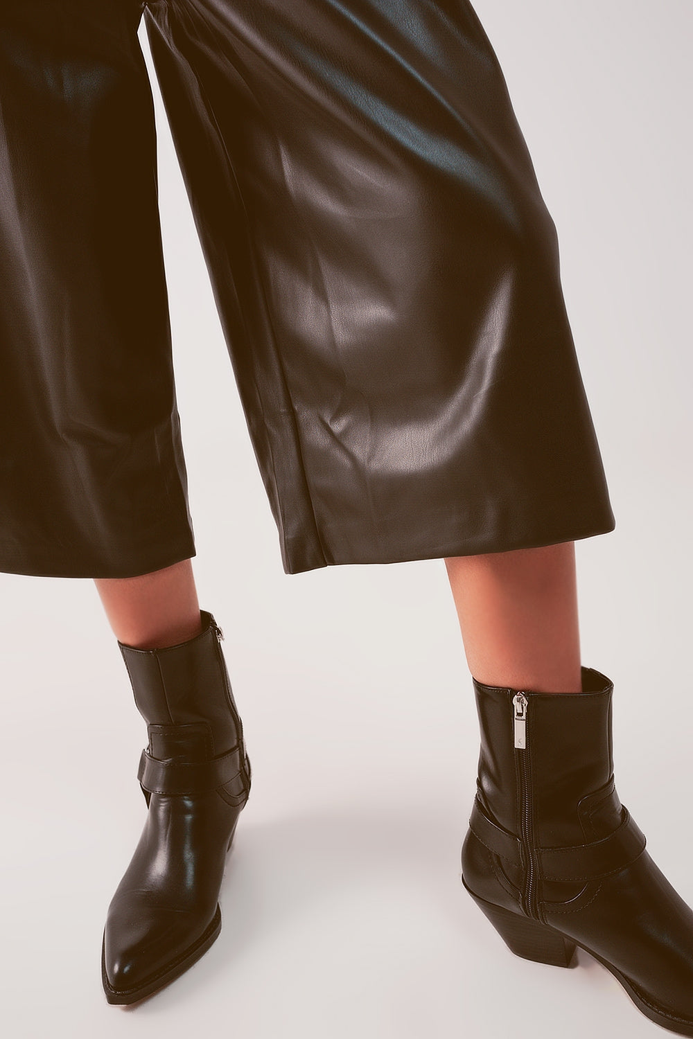 Culotte de couro falso de perna larga em preto
