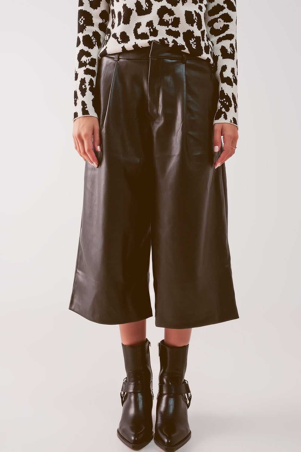 Culotte de couro falso de perna larga em preto