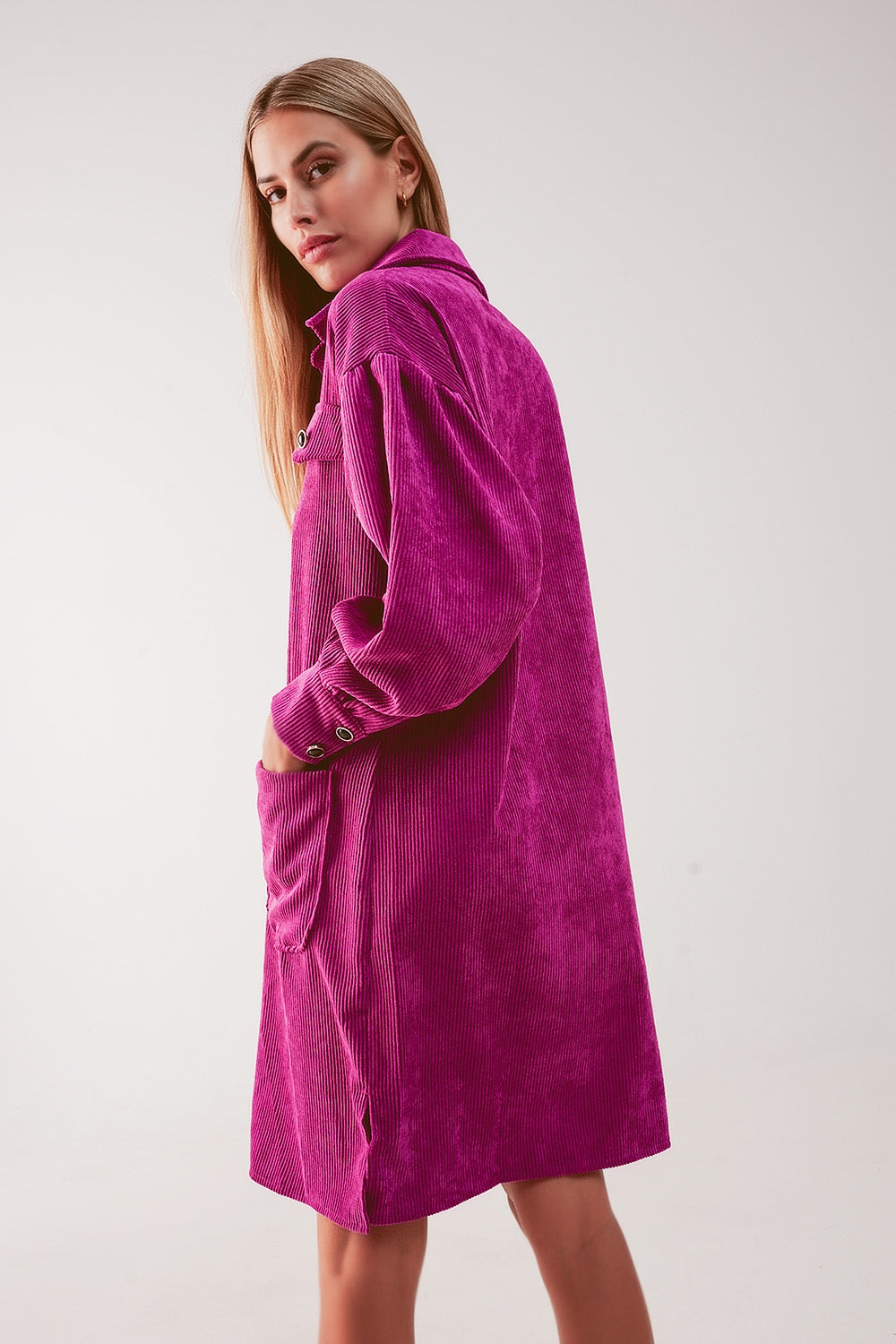 Mini vestido camiseiro de cordão em fúcsia