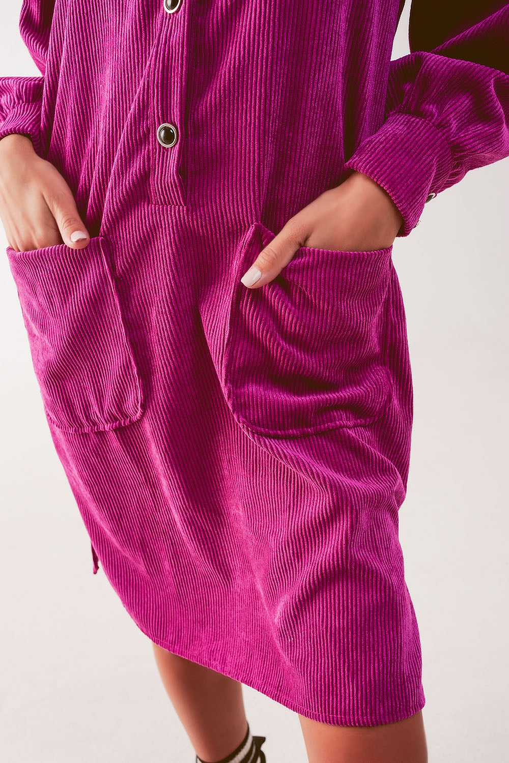 Mini vestido camiseiro de cordão em fúcsia