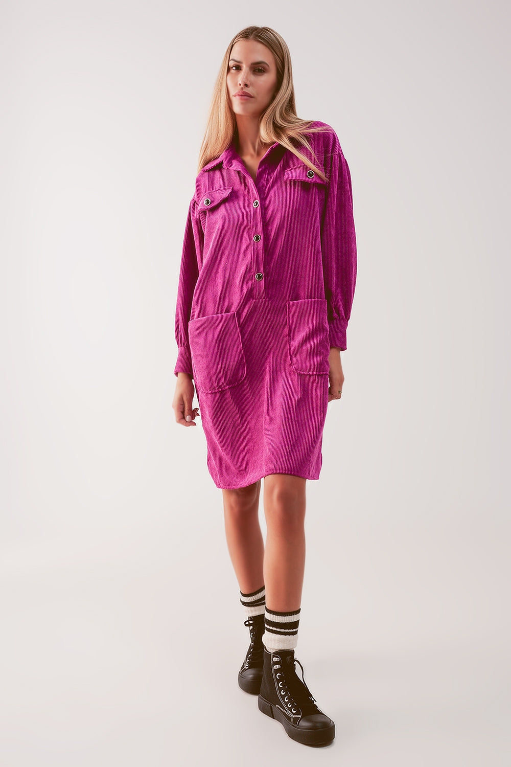 Mini vestido camiseiro de cordão em fúcsia