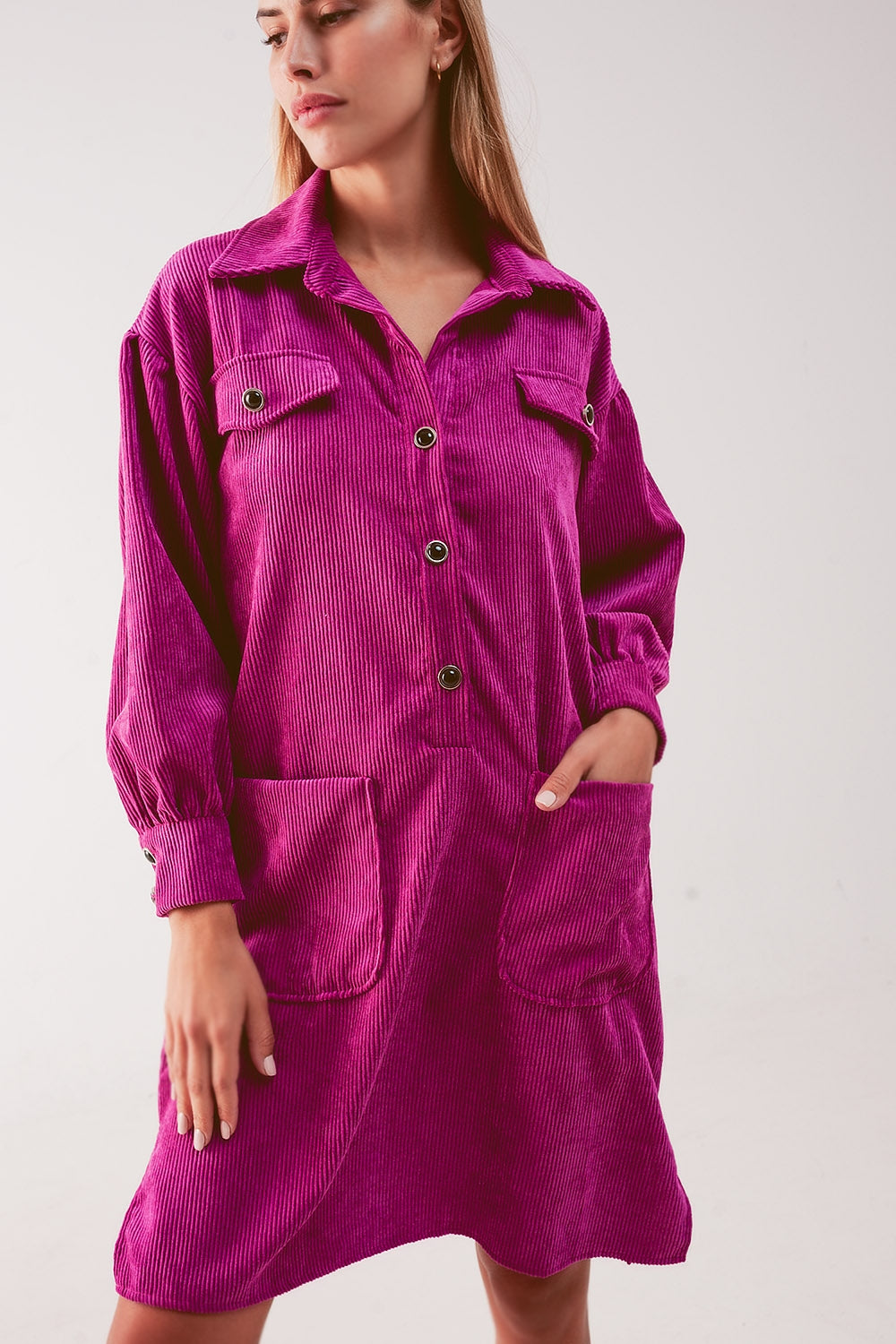 Mini vestido camiseiro de cordão em fúcsia