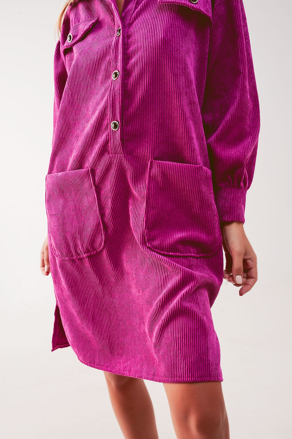 Mini vestido camiseiro de cordão em fúcsia