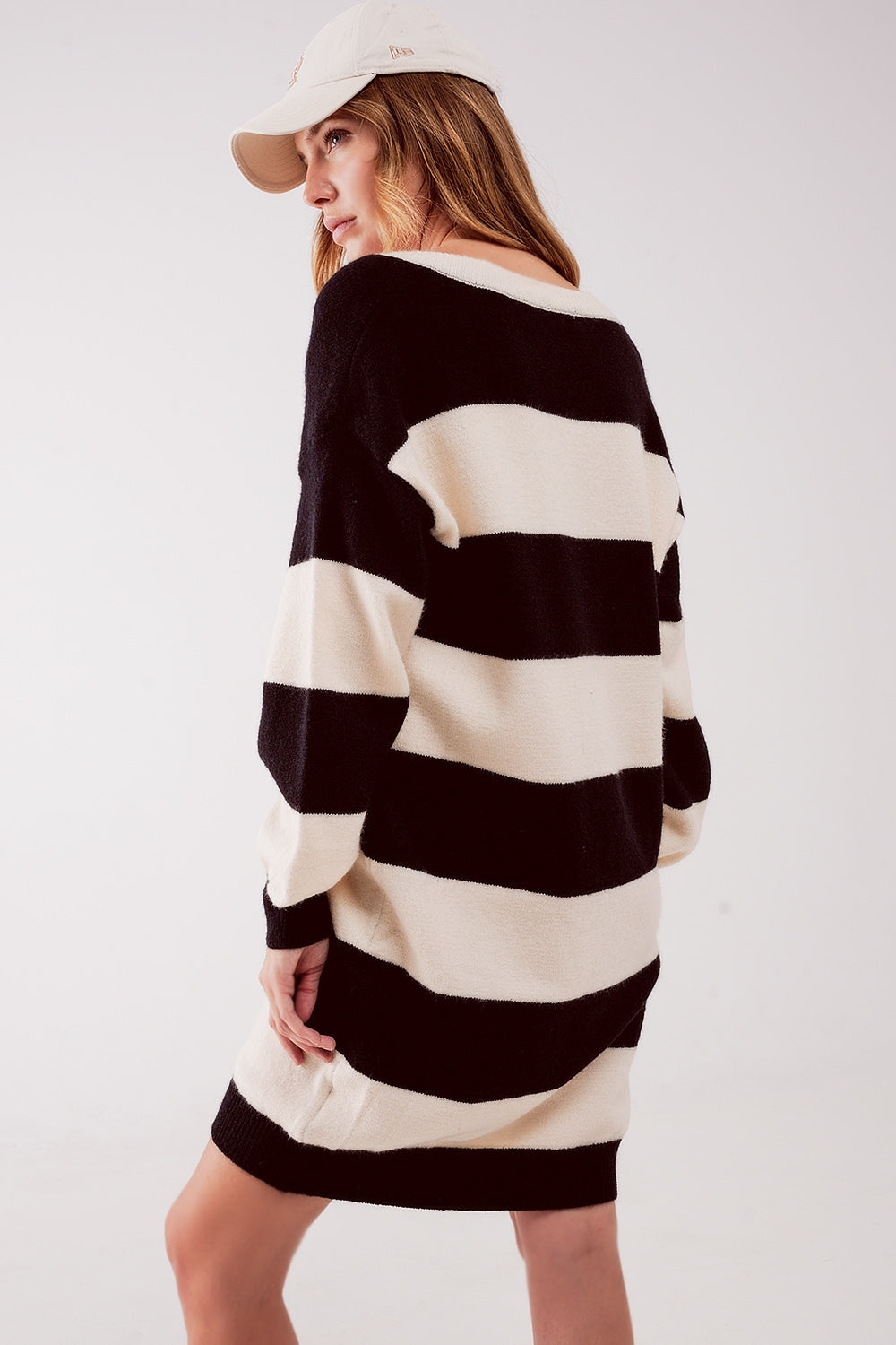 Vestido de creme e preto às riscas