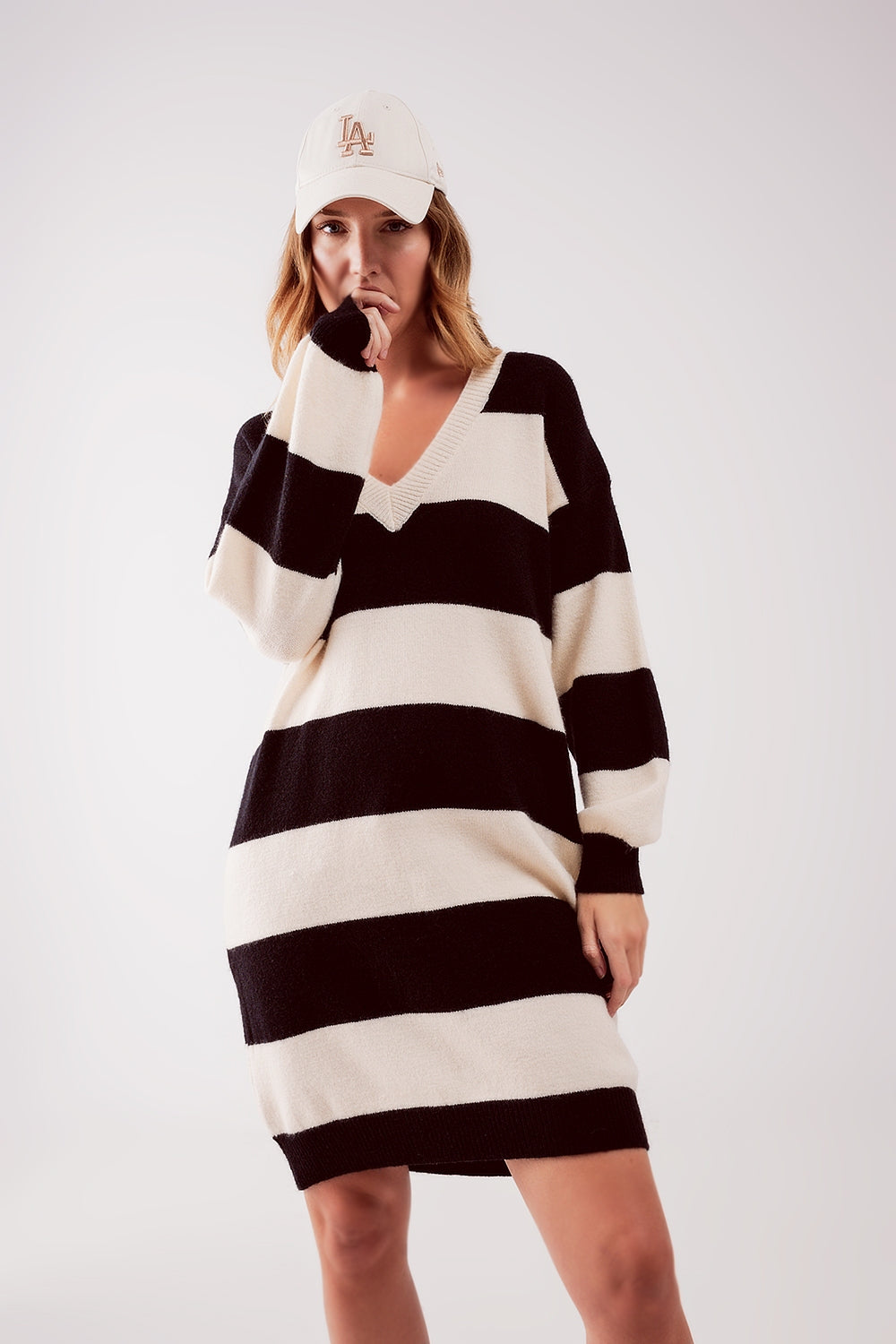 Vestido de creme e preto às riscas