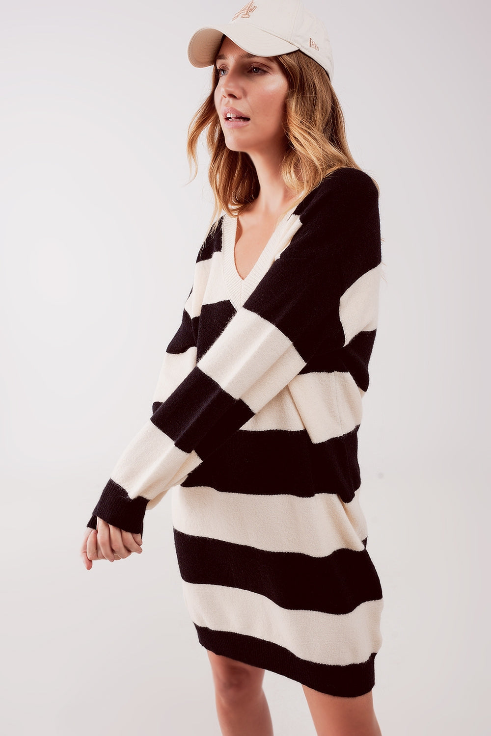 Vestido de creme e preto às riscas