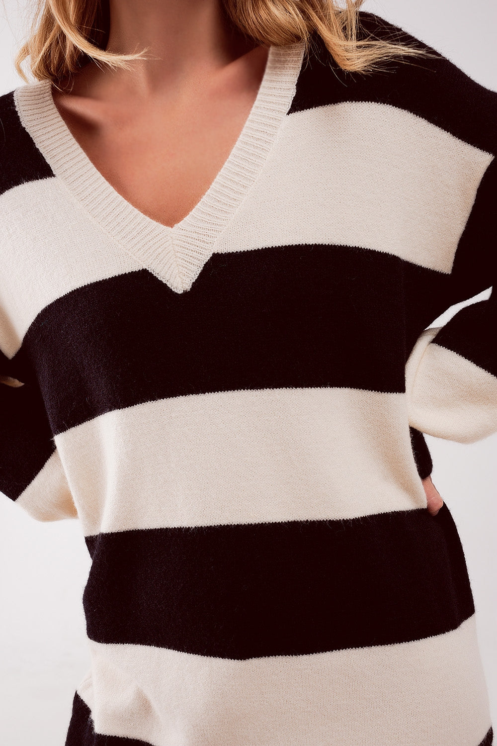 Vestido de creme e preto às riscas