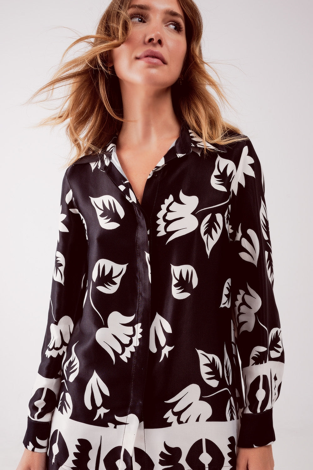 Camisa com estampas florais em preto