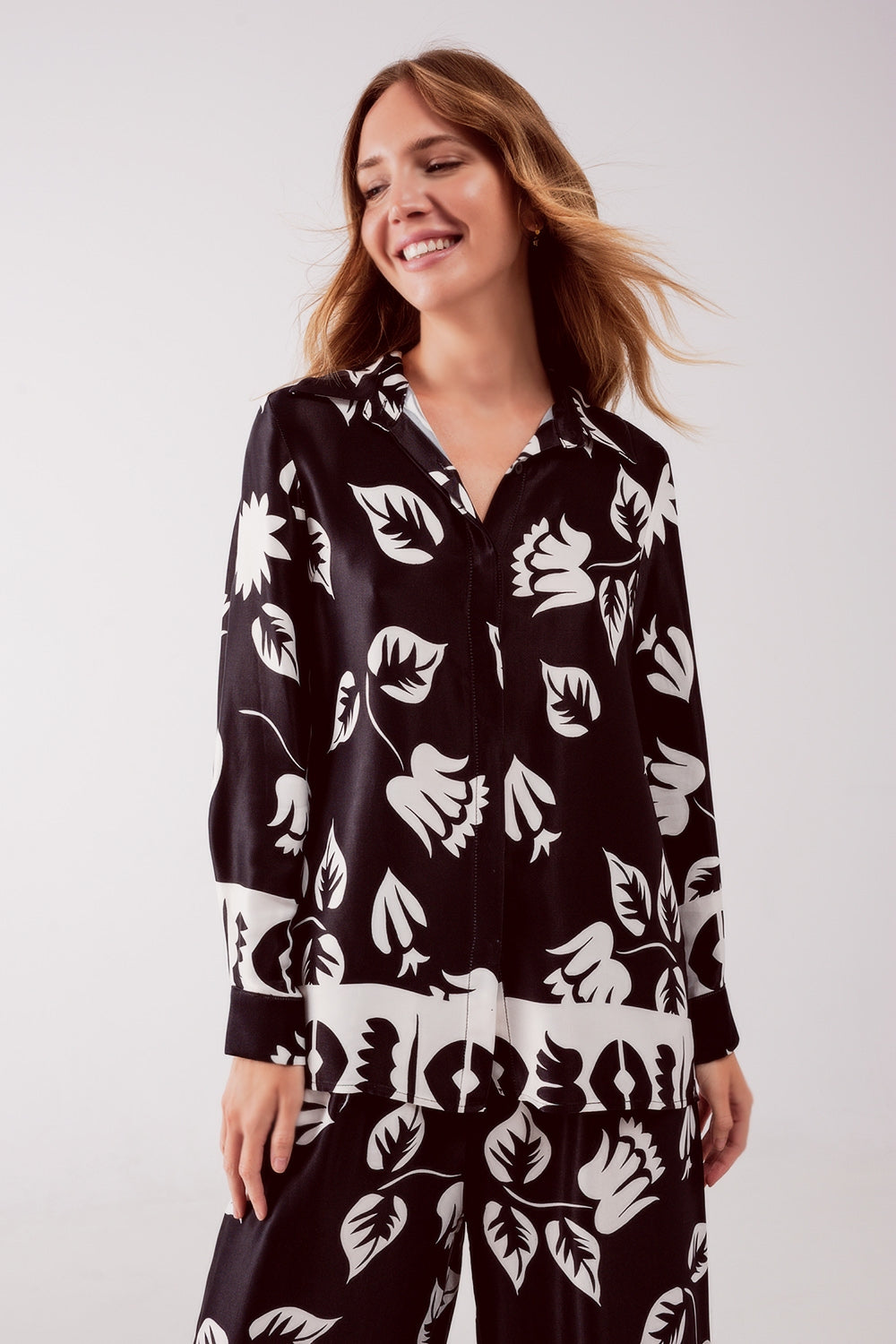 Camisa com estampas florais em preto