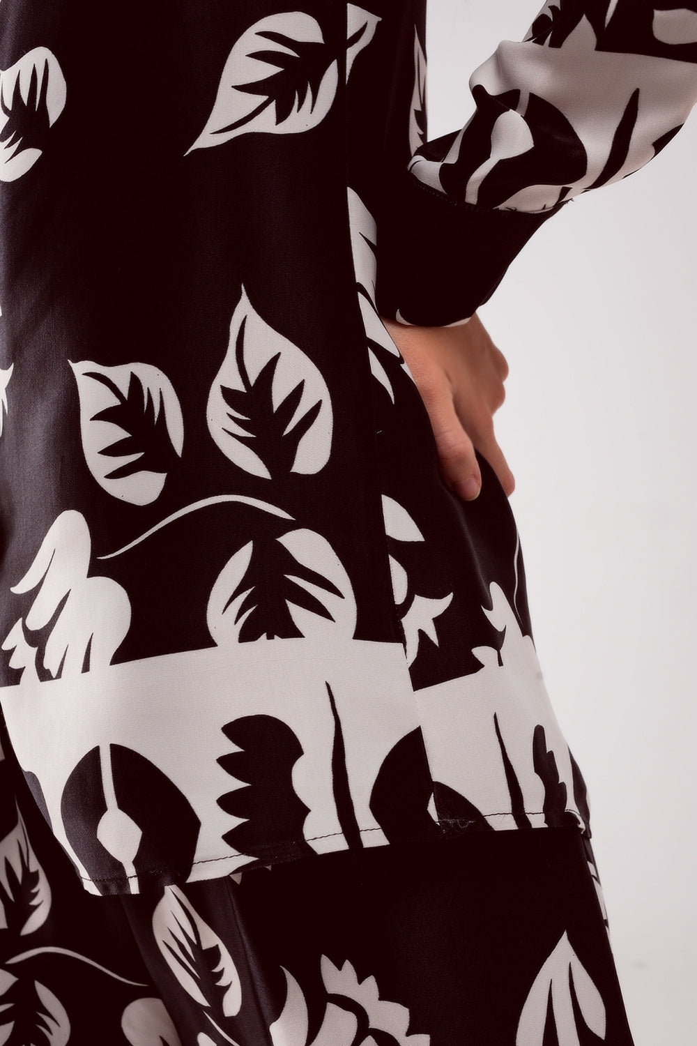 Camisa com estampas florais em preto