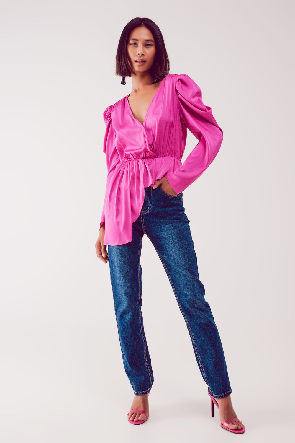 Blusa assimétrica com mangas bufantes em fúcsia