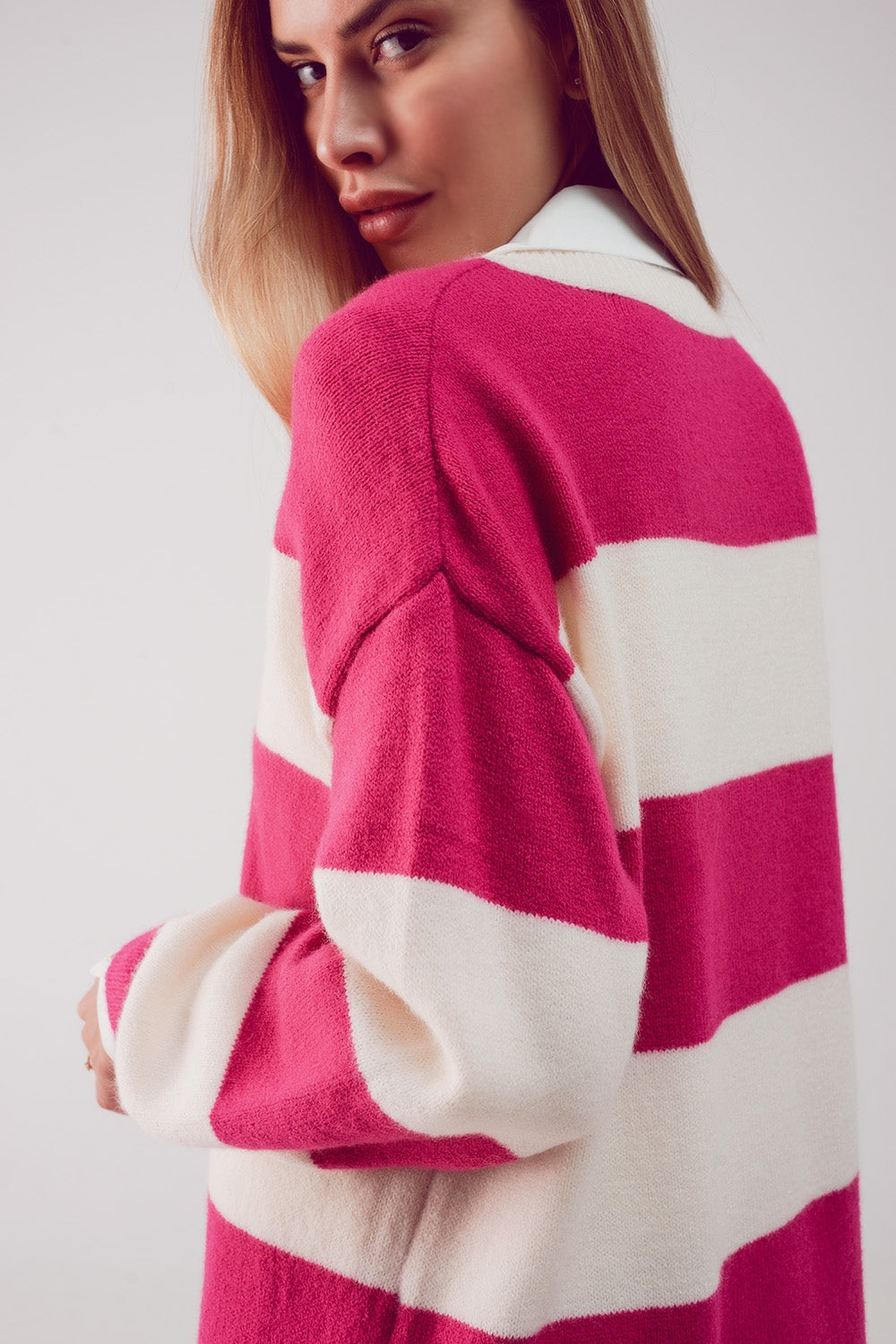 Vestido fuchsia e preto às riscas