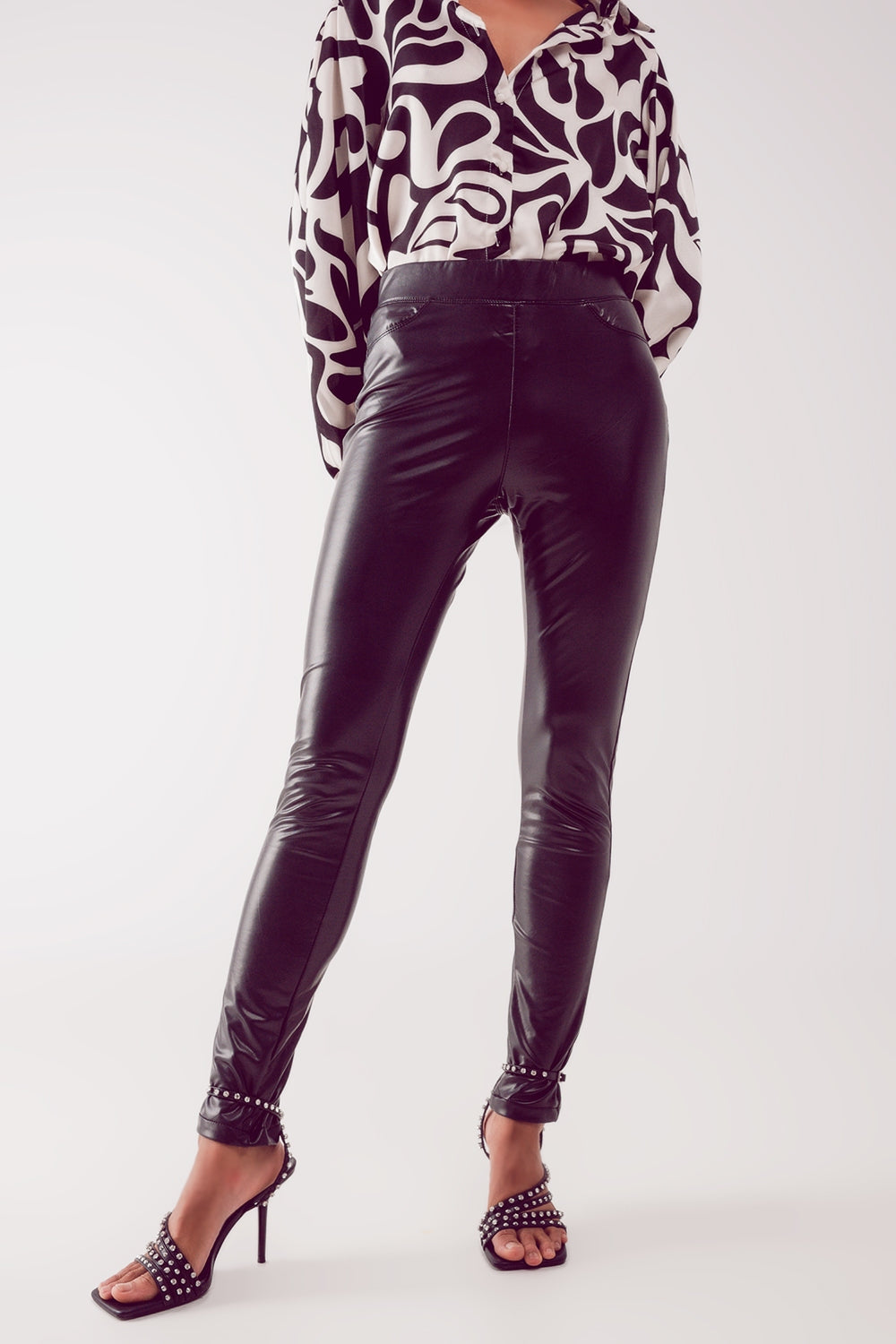 Leggings com aspecto de pele em preto