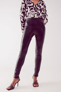 Leggings com aspecto de pele em preto