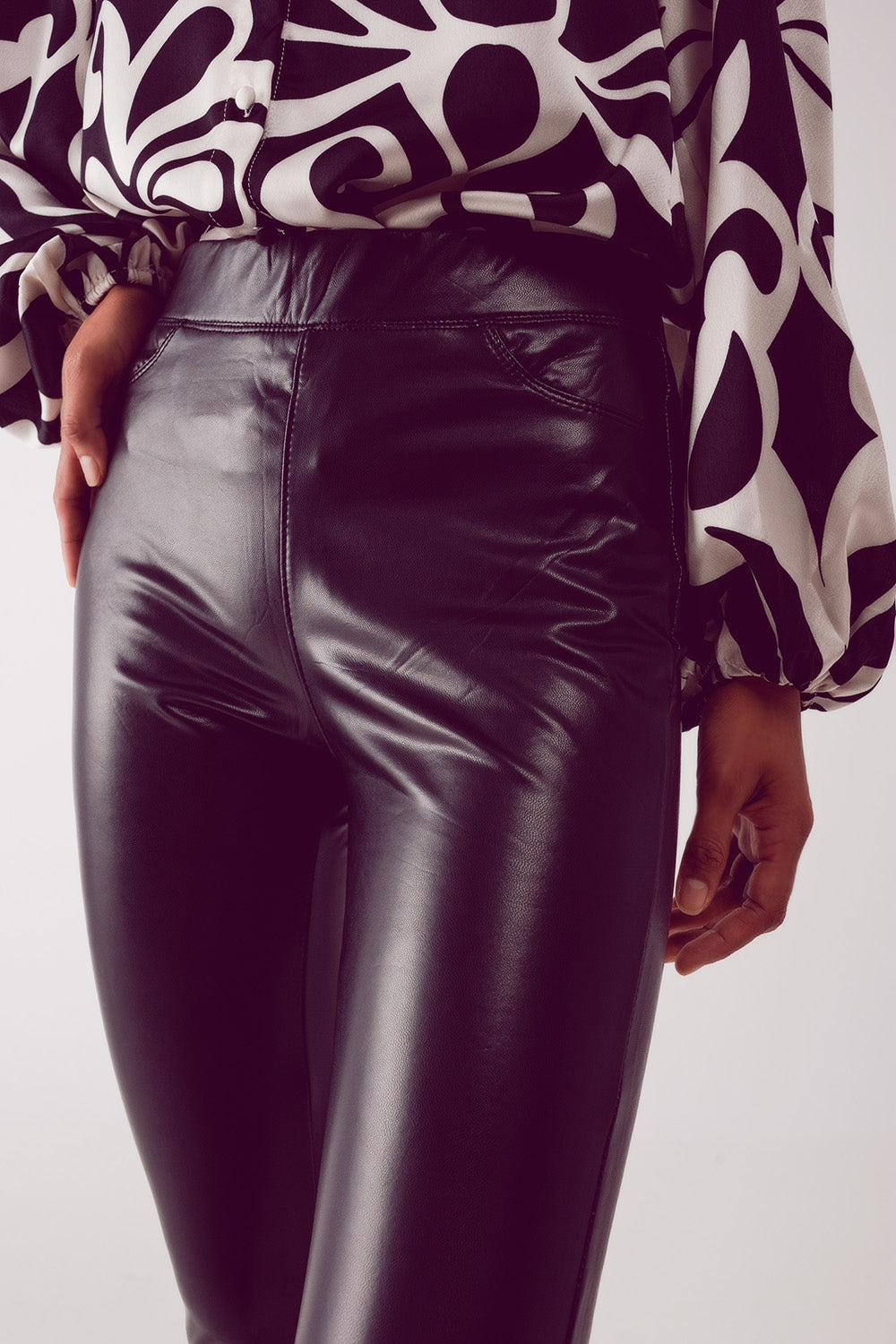 Leggings com aspecto de pele em preto