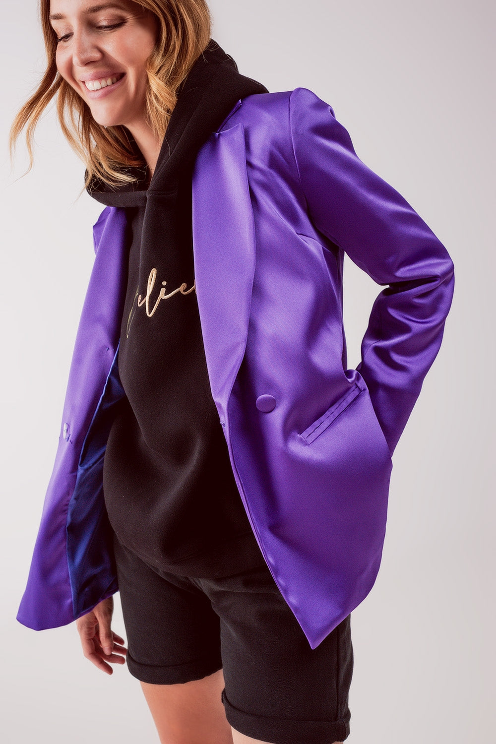 Elegante blazer de cetim com botões de peito duplo em roxo