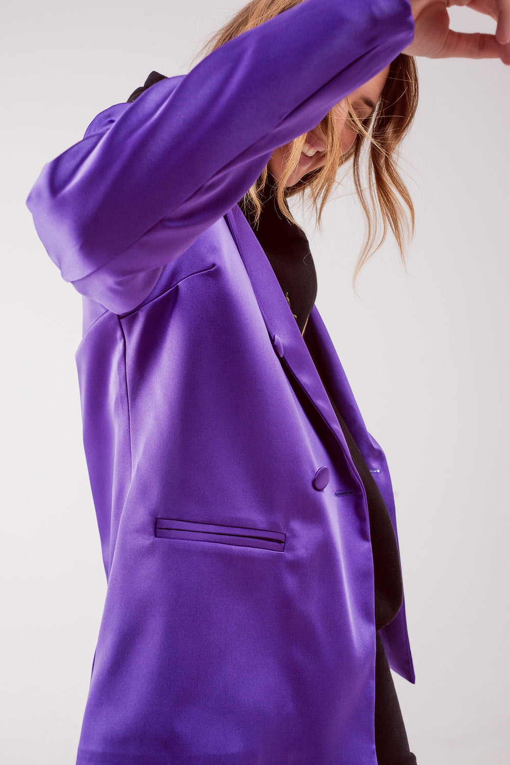 Elegante blazer de cetim com botões de peito duplo em roxo