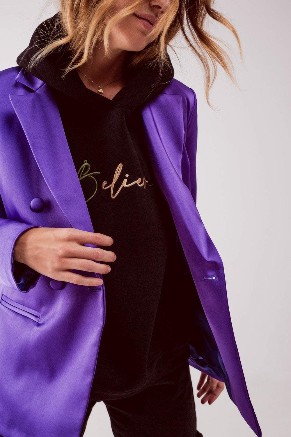 Elegante blazer de cetim com botões de peito duplo em roxo