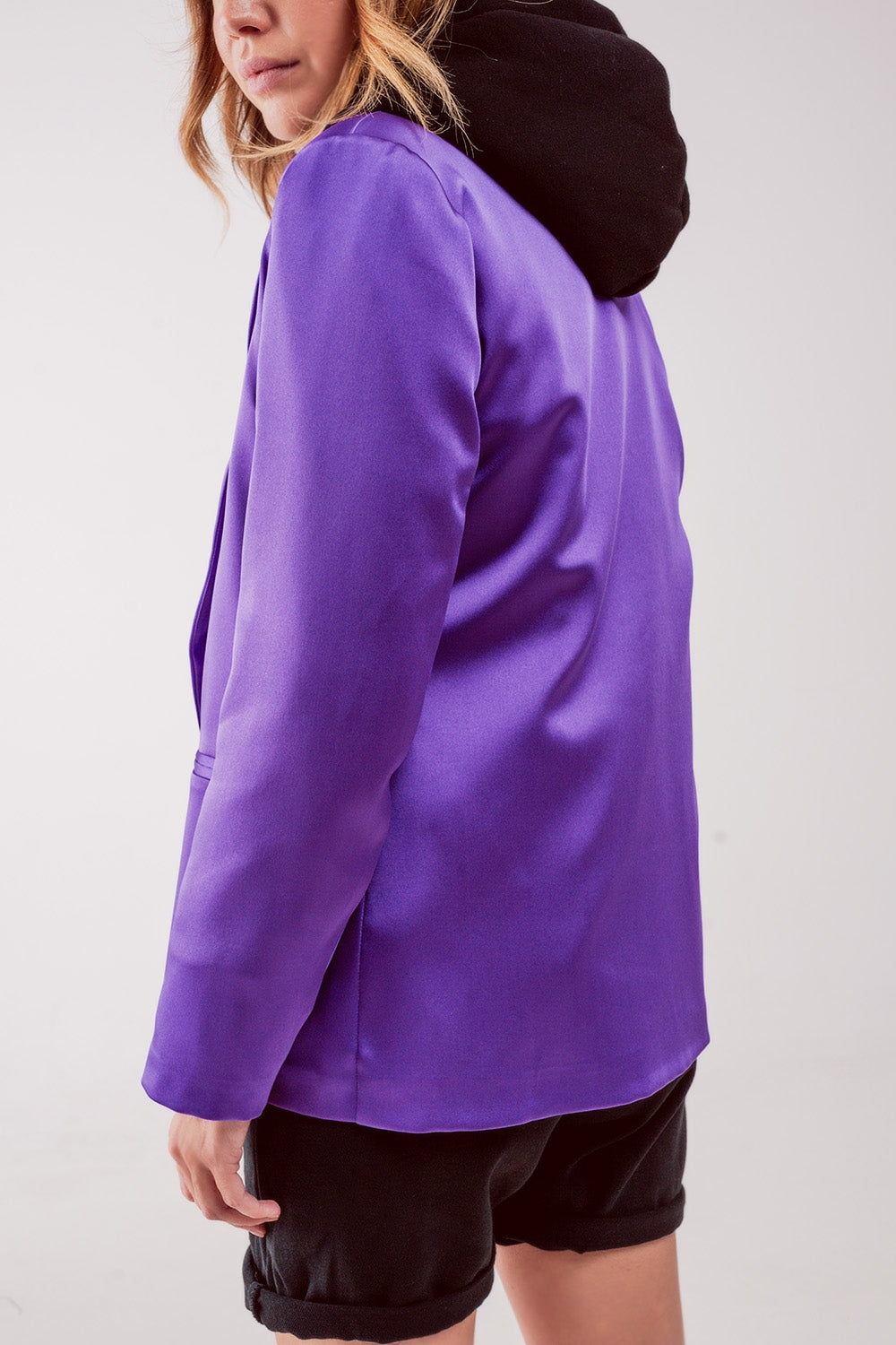 Elegante blazer de cetim com botões de peito duplo em roxo