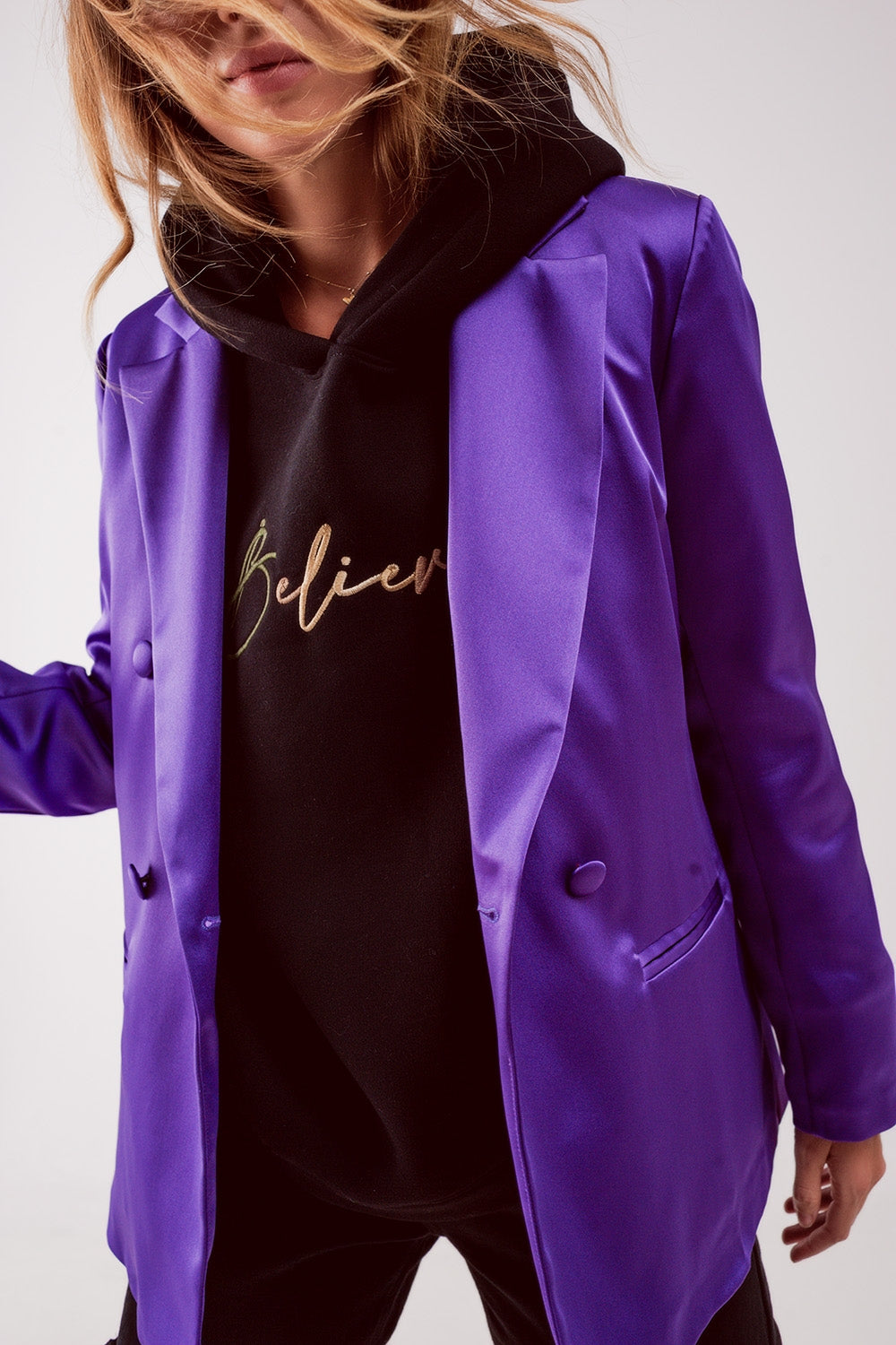 Elegante blazer de cetim com botões de peito duplo em roxo