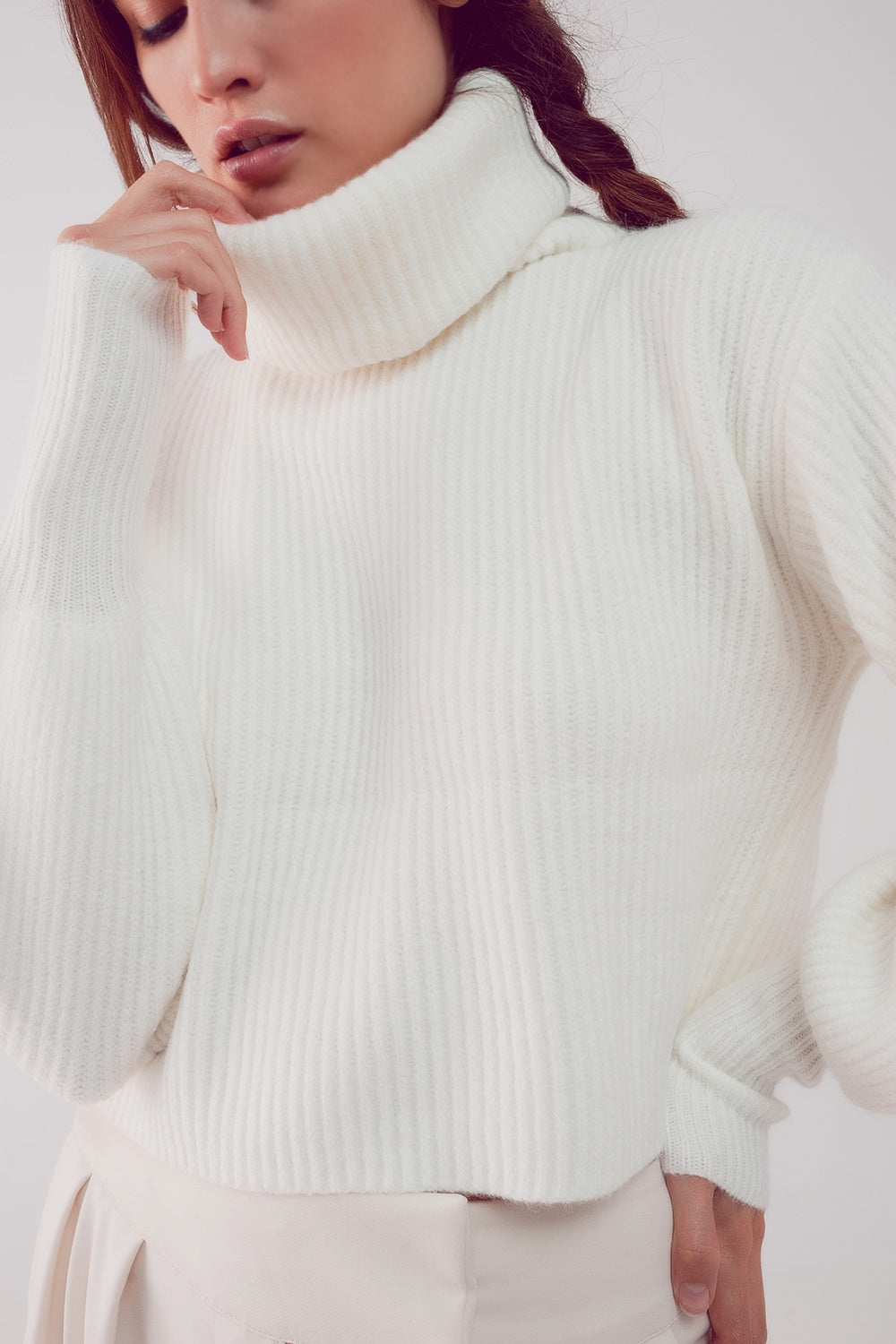 Camisola de pescoço alto em creme com mangas de balão