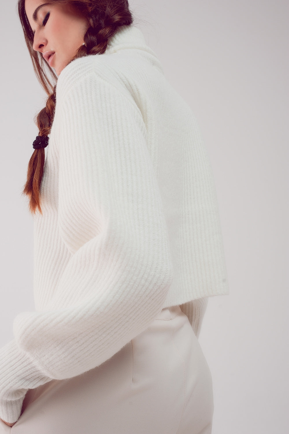 Camisola de pescoço alto em creme com mangas de balão