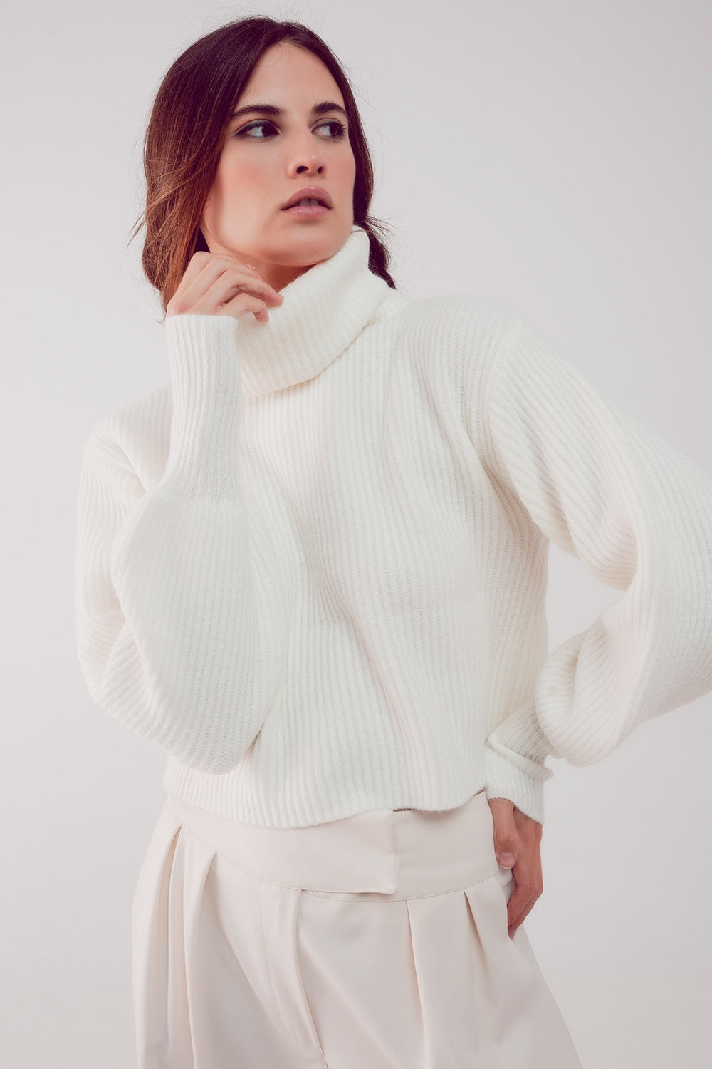 Camisola de pescoço alto em creme com mangas de balão