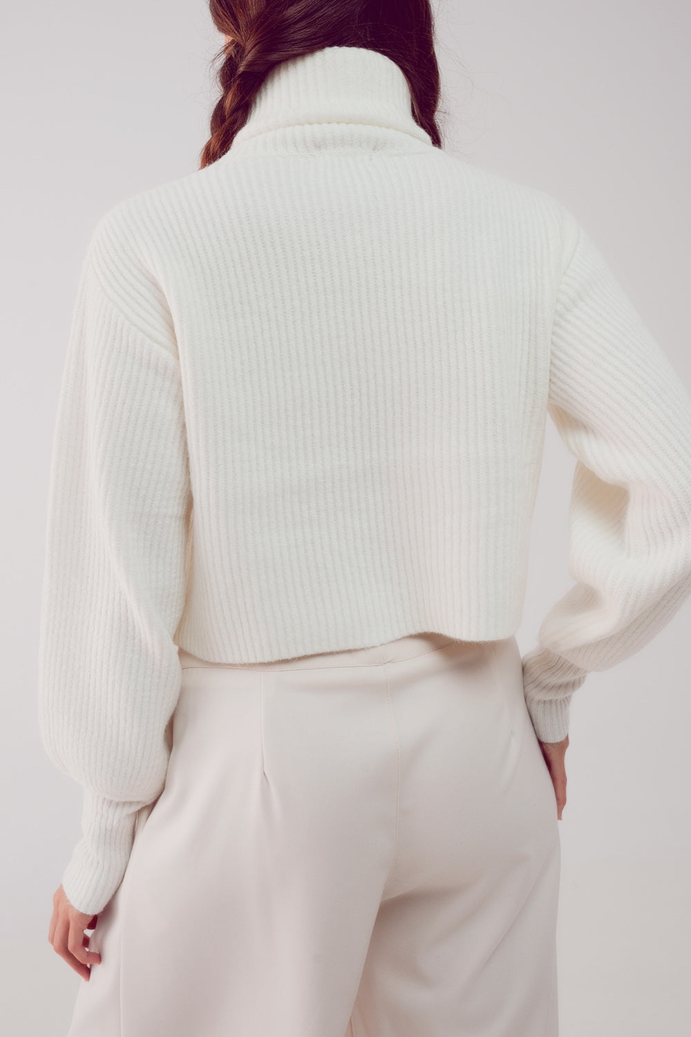 Camisola de pescoço alto em creme com mangas de balão