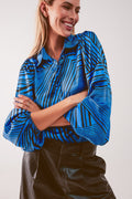 Blusa em azul com impressão e mangas bufantes