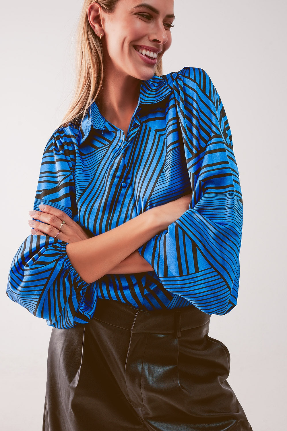 Blusa em azul com impressão e mangas bufantes