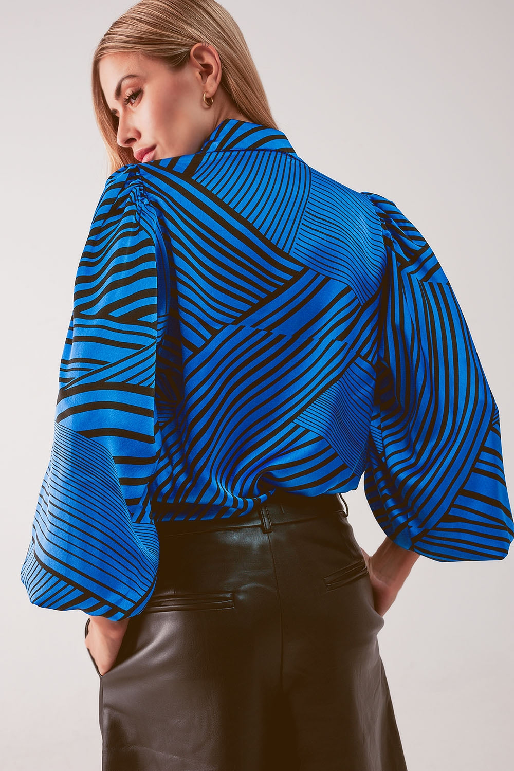 Blusa em azul com impressão e mangas bufantes