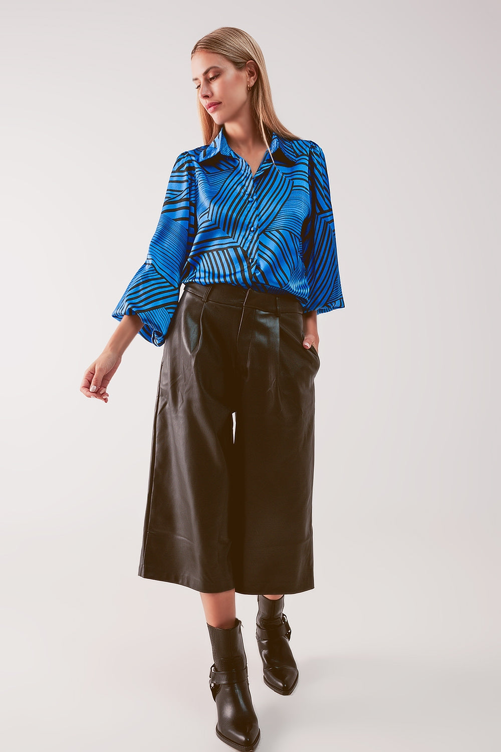Blusa em azul com impressão e mangas bufantes